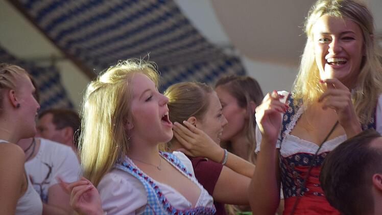 Heizten kräftig ein: Die OPAs im Schützenzelt. Fotos: Daniela Pondelicek