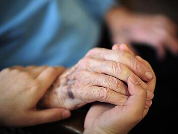 Die Hand halten und so N&auml;he vermitteln: Die M&ouml;glichkeiten, Sterbenden zu helfen, sind vielf&auml;ltig.Daniel Reinhardt, dpa