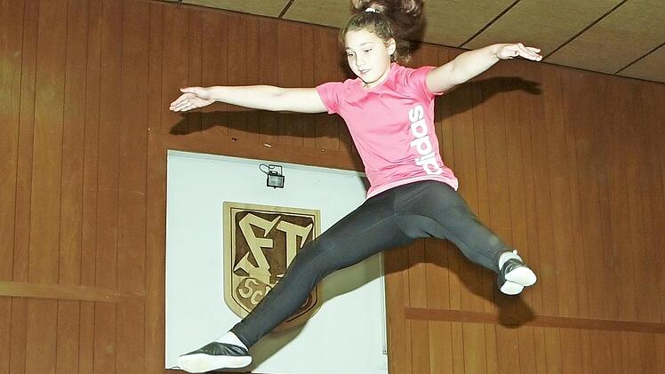 Hohe Sprünge zeigten die "Jumping Kids" beim Sprung über das Minitrampolin.