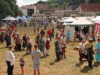 Mittelalterliches Lagerleben sowie Händler und einen Feuer-Show wird es vom 28. bis 30. Juni im Georgi-Kurpark geben. Foto: Berthold Gruber