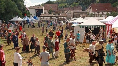 Mittelalterliches Lagerleben sowie Händler und einen Feuer-Show wird es vom 28. bis 30. Juni im Georgi-Kurpark geben. Foto: Berthold Gruber