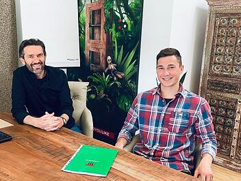 Unser Bild zeigt Tim Kraus (rechts) bei der Vertragsunterzeichnung mit Sportdirektor Robert Hettich. Foto: FC 05