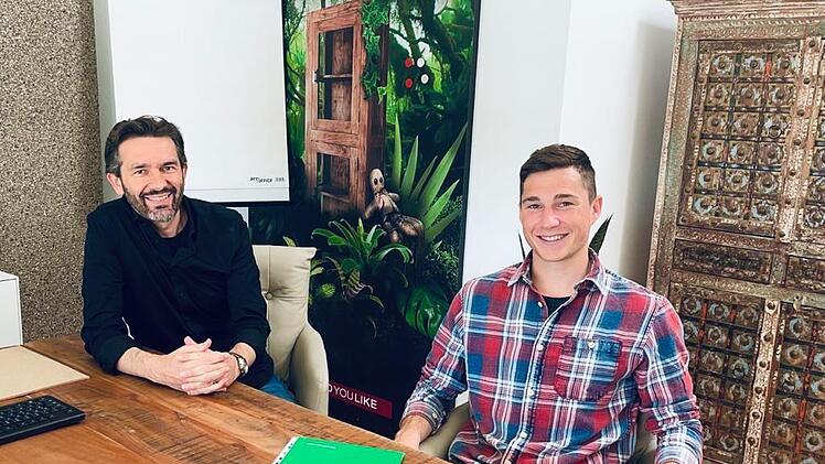 Unser Bild zeigt Tim Kraus (rechts) bei der Vertragsunterzeichnung mit Sportdirektor Robert Hettich. Foto: FC 05