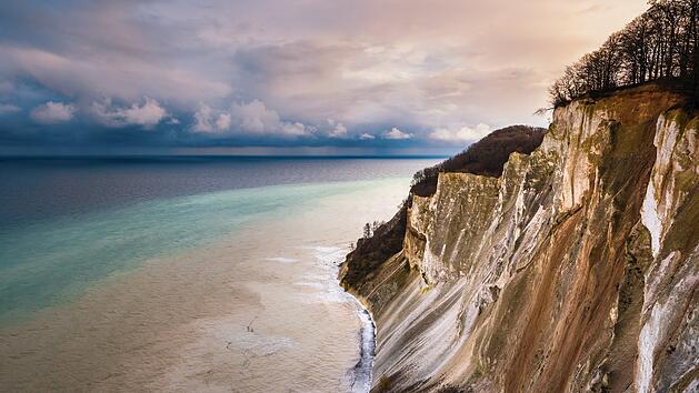 Moens Klint a cliff in Denmark, Mons Klint, Møns Klint, An der Ostküste der dänischen Insel Møn erhebt sich Møns Klint, eine der beeindruckendsten Landschaften Nordeuropas. Die Klippen, die bis zu 128 Meter steil in die Ostsee abfallen, erstrecken sich über etwa sieben Kilometer und bilden eine einmalige Naturkulisse. Eingebettet in die hügelige Landschaft von Høje Møn und umgeben von alten Buchenwäldern, ist die Region ein ruhiger Zufluchtsort für Naturliebhaber. Rund 130 Kilometer südlich von Kopenhagen gelegen, hat sich dieses geologische Wunderwerk zu einem der wichtigsten Reiseziele Dänemarks entwickelt.