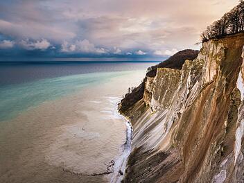 Moens Klint a cliff in Denmark, Mons Klint, Møns Klint, An der Ostküste der dänischen Insel Møn erhebt sich Møns Klint, eine der beeindruckendsten Landschaften Nordeuropas. Die Klippen, die bis zu 128 Meter steil in die Ostsee abfallen, erstrecken sich über etwa sieben Kilometer und bilden eine einmalige Naturkulisse. Eingebettet in die hügelige Landschaft von Høje Møn und umgeben von alten Buchenwäldern, ist die Region ein ruhiger Zufluchtsort für Naturliebhaber. Rund 130 Kilometer südlich von Kopenhagen gelegen, hat sich dieses geologische Wunderwerk zu einem der wichtigsten Reiseziele Dänemarks entwickelt.