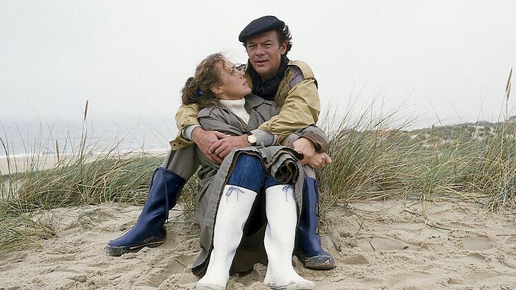 Die achte Folge der "Schwarzwaldklinik" hatte es in sich: Schwester Christa (Gaby Dohm) und Klaus Brinkmann (Klausj&uuml;rgen Wussow) kuscheln am Strand, w&auml;hrend sich daheim im Krankenhaus Dramatisches abspielt.