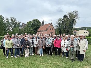 Die Gruppe aus Bad Staffelstein besuchte in Burgwindheim die Hl.-Blut-Kapelle (im Hintergrund).