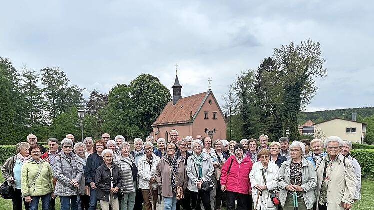 Die Gruppe aus Bad Staffelstein besuchte in Burgwindheim die Hl.-Blut-Kapelle (im Hintergrund).