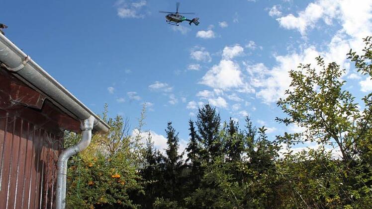 Aus dem Hubschrauber werden Luftaufnahmen vom Grundstück gemacht.