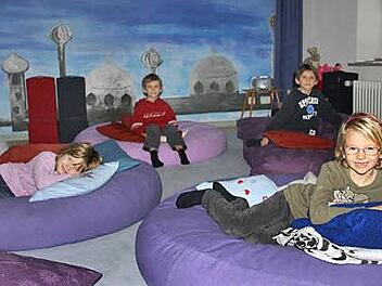 Noami, Friederike, Fabian und Lukas fühlen sich im Ruheraum pudelwohl. Fotos: Ralf Kestel