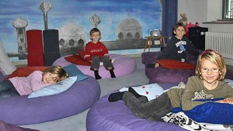 Noami, Friederike, Fabian und Lukas fühlen sich im Ruheraum pudelwohl. Fotos: Ralf Kestel