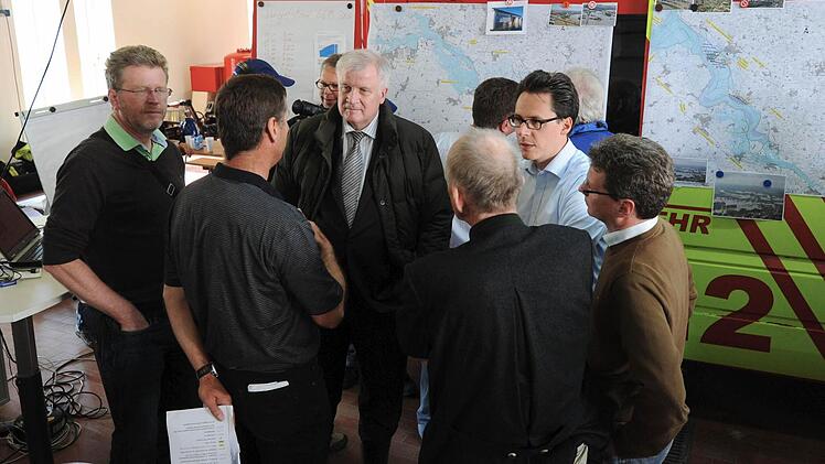 Der bayerische Umweltminister Marcel Huber (CSU, l), der bayerische Ministerpräsident Horst Seehofer und der Deggendorfer Oberbürgermeister Christian Moser besuchen am in Deggendorf die Einsatzzentrale der Rettungskräfte. Foto: Tobias Hase/dpa