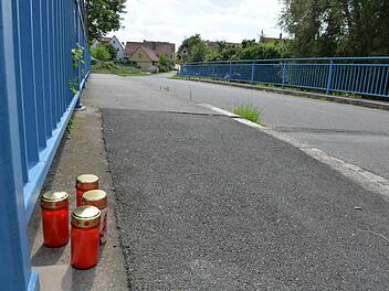 Kerzen erinnern bei Gerhardshofen an die tote Nadine K. Foto: Ronald Rinklef