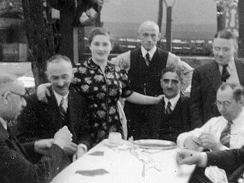 Viktor Freudenthal (auf der rechten Seite stehend) im Kreis seiner Freunde.   Fotos: privat