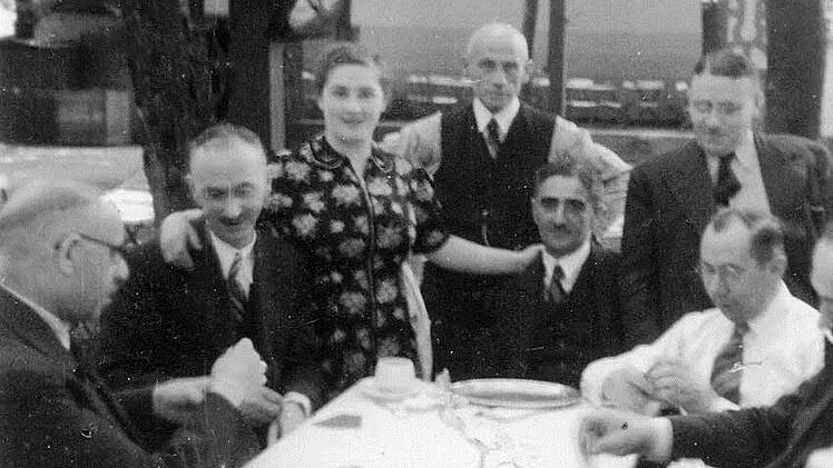 Viktor Freudenthal (auf der rechten Seite stehend) im Kreis seiner Freunde.   Fotos: privat