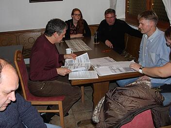 Wer kandidiert an welcher Stelle der Liste. Sorgsam wurde das System ausgeklügelt. Klaus Gehring (Zweiter von links) legte die Kandidatenzettel auf.