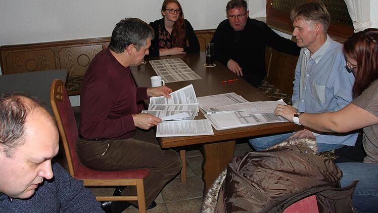Wer kandidiert an welcher Stelle der Liste. Sorgsam wurde das System ausgeklügelt. Klaus Gehring (Zweiter von links) legte die Kandidatenzettel auf.