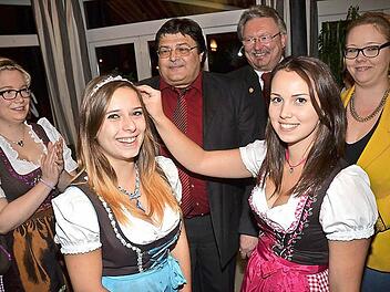 Majestät krönt Majestät. Die bisherige Weinkönigin Sophia Tremel (vorne rechts) ziert das Haupt ihrer Nachfolgerin, Lea Ettlich (vorne Mitte). Im Hintergrund beobachten Bürgermeister Hans Pietz und Wolfgang Förtsch (links) das Geschehen. Respektvoll applaudieren die neue Prinzessin, Daniela Heinlein (links), und bisherige Prinzessin Anja Ringlstetter (rechts hinten).  Foto: Karl-Heinz Hofmann