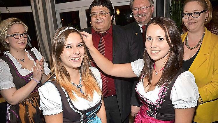 Majestät krönt Majestät. Die bisherige Weinkönigin Sophia Tremel (vorne rechts) ziert das Haupt ihrer Nachfolgerin, Lea Ettlich (vorne Mitte). Im Hintergrund beobachten Bürgermeister Hans Pietz und Wolfgang Förtsch (links) das Geschehen. Respektvoll applaudieren die neue Prinzessin, Daniela Heinlein (links), und bisherige Prinzessin Anja Ringlstetter (rechts hinten).  Foto: Karl-Heinz Hofmann