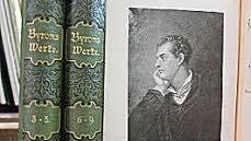 Eine schmucke Lord-Byron-Gesamtausgabe: Man meint, Byron werfe einen wehmütigen Blick zurück ins Regal.