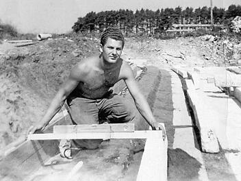 Erwin Hamper beim Setzen von Rabatten  Repros: Manfred Welker