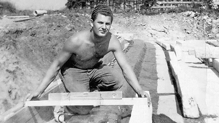 Erwin Hamper beim Setzen von Rabatten  Repros: Manfred Welker