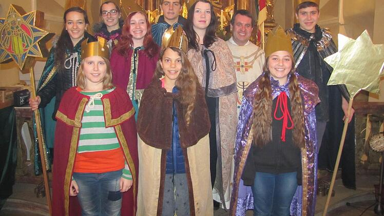In dem Knetzgauer Gemeindeteil Hainert marschierten sie als Sternsinger los, um den Haussegen zu spenden. Foto: Leo Maag