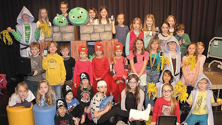 Man kann es am Bild erahnen: Beim Musical "SMS für Timo Beil" der Singschule Monika Schraut (Zeil) geht es am kommenden Wochenende um Smartphones, Tablets, Handys. Beginn der Vorstellungen am Samstag und Sonntag im Rudolf-Winkler-Haus, ist jeweils um 16 Uhr.  Foto: Ralf Naumann