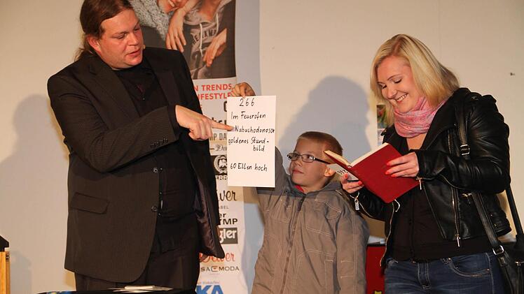 Zauberer Michael Blume holte sich Assistenten aus dem Publikum.