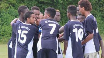 SV Wernsdorf (-09): Eine Asylbewerberunterkunft voller unbegleiteter jugendlicher Fl&uuml;chtlinge in Amlingstadt - wo viele andere Probleme vermuten w&uuml;rden, sah der SV Wernsdorf eine Chance. In Zusammenarbeit mit dem Landkreis Bamberg und unter der Regie von SVW-Jugendleiter Sven Hufnagel wurde hier ein Programm auf die Beine gestellt, das den Jungs aus Eritrea, Afghanistan oder dem S&uuml;dsudan ein bisschen Abwechslung und Normalit&auml;t vermittelt. Inzwischen nimmt die Mannschaft schon am Regel-Spielbe...