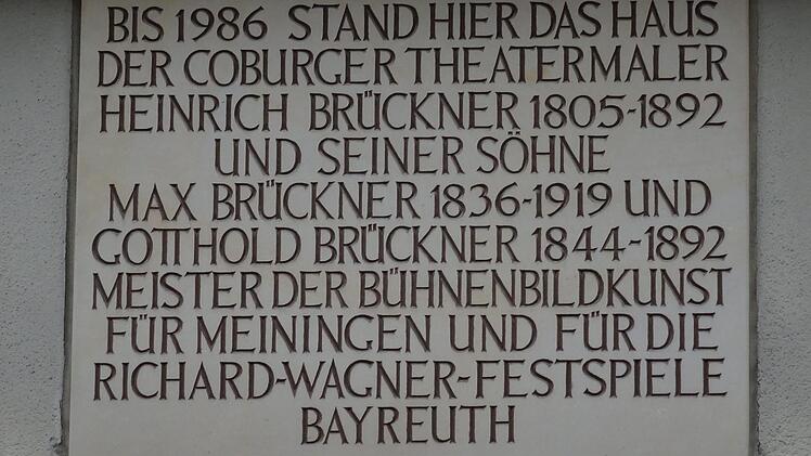 Diese Gedenktafel in der Coburger Ketschengasse erinnert an das Haus der Theatermaler Heinrich Brückner und seiner Söhne Max und Gotthold. Das Haus war 1986 abgerissen worden.Foto: Jochen Berger