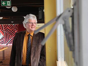 Schulleiter Helmut Schreiner in der Aula des Frobenius-Gymnasiums. Fenster und Fassade sind noch aus den 1960er Jahren.  Foto: Benedikt Borst