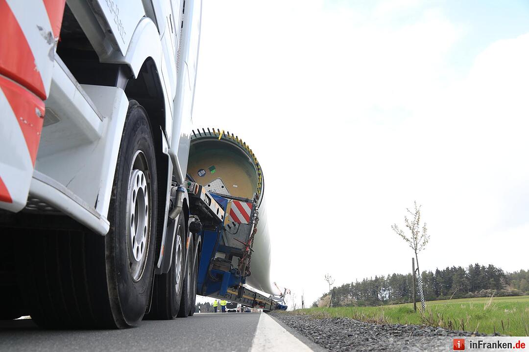 Schwertransport mit Windradflügel landet bei Thurnau im Graben
