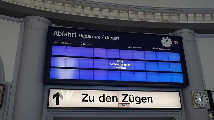 Auch die große Anzeigetafel in der Eingangshalle des Coburger Bahnhofs lieferte am Sonntag keine Informationen zu den Abfahrtszeiten.Foto: Jochen Berger