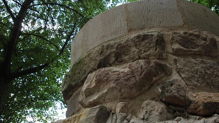 Der Brunnen wurde in mühevoller Kleinstarbeit wieder aufgebaut.