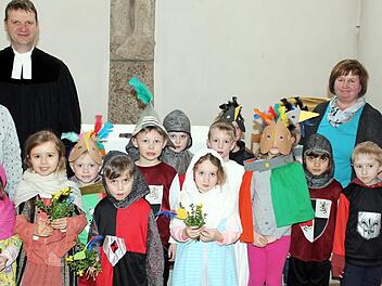 Toll hatten sich die Kinder als Chamäleonvögel und Begleiter des Kreuzweges verkleidet. Foto: Susanne Deuerling