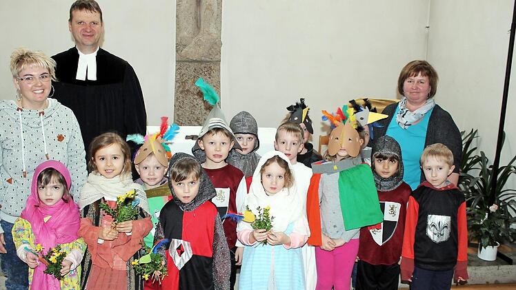 Toll hatten sich die Kinder als Chamäleonvögel und Begleiter des Kreuzweges verkleidet. Foto: Susanne Deuerling