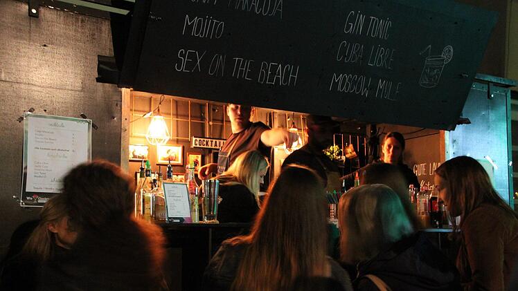 Bis in die Nacht feierte die Menge vor der Jugendbühne auf dem Sinnauplatz. Foto: Ulrike Müller