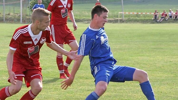 Ob der erste Pfarrweisacher Sieg ohne Lukas Schneidwind (rechts) gelingen wird? Foto: Wolfgang Dietz