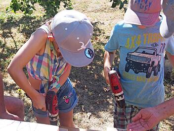 In Hartholzkl&ouml;tze bohren die Kinder L&ouml;cher verschiedener Gr&ouml;&szlig;en, die als Nisthilfe f&uuml;r Insekten dienen.  Foto: Simone Hepp