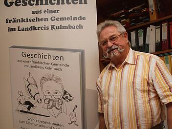 Dieter Eichner präsentiert sein neues Buch. Foto: Jürgen Gärtner