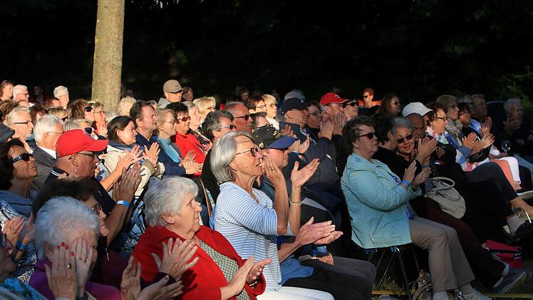 Stimmungsvolles Konzert vor großer Kulisse: Open-Air "Classic und Picknick" im Neustadter Freibad mit dem Orchester der Gesellschaft der Musikfreunde und dem Chor "Ziemlich beste Stimmen".Foto: Jochen Berger