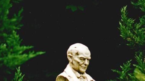 Dieses Denkmal in Bad Ischl erinnert an den Operetten-Komponist Franz Lehárs. Dessen Meisterwerk "Das Land des Lächelns" steht im August auf dem Programm der Sommeroperette Heldritt.Foto: Jochen Berger