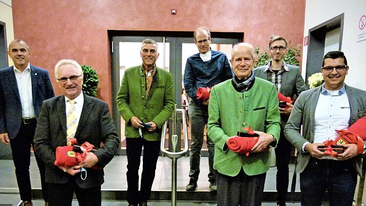 Coronabedingt konnte Bürgermeister Alexander Wunderlich erst jetzt die ausgeschiedenen Gemeinderäte verabschieden. Unser Bild zeigt (vorne, von links) Klaus Zahner, Ulrich Stelter und Nino Richter sowie (dahinter, von links) Alexander Wunderlich, seinen Vorgänger Siegfried Decker, Martin Clemens und Peter Pfeffer.  Foto: Werner Reißaus