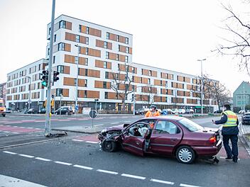 Alleinbeteiligt gegen Ampel gekracht