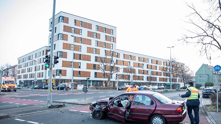 Alleinbeteiligt gegen Ampel gekracht