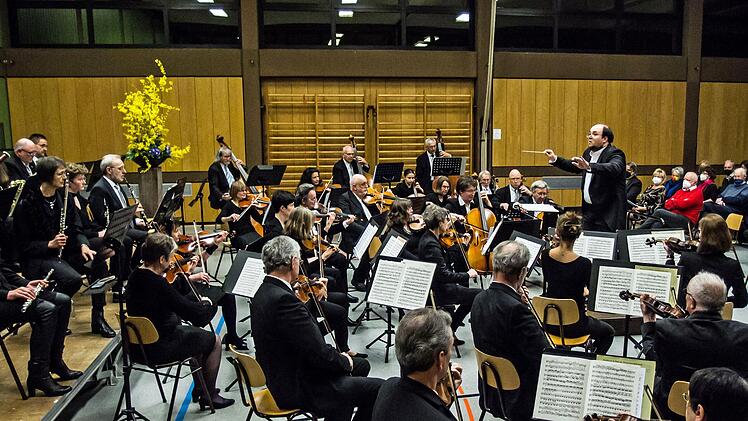 Impressionen vom Sinfoniekonzert mit dem Orchester der Gesellschaft der Musikfreunde Neustadt in der Mehrzweckhalle Heubischer StraßeFoto: Jochen Berger
