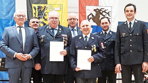 Reinhold Schumm und Leonhard Körber (jeweils mit Urkunde) von der FFW Hirschaid sind mit dem großen Ehrenzeichen der Feuerwehr für 50-jährige Dienstzeit geehrt worden.