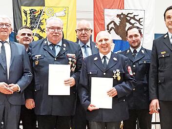 Reinhold Schumm und Leonhard Körber (jeweils mit Urkunde) von der FFW Hirschaid sind mit dem großen Ehrenzeichen der Feuerwehr für 50-jährige Dienstzeit geehrt worden.