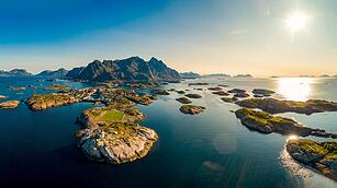 Der Fußballplatz steht im Mittelpunkt des Bildes von Henningsvær. Lofoten-Stadion - Henningsvær Fotballbanen er sentral i bildet fra Henningsvær. Lofoten Stadium - Henningsvær
